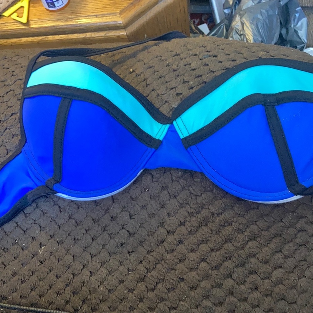 FINAL MARKDOWN Xhilaration colorblock swimsuit top medium
